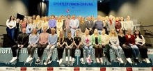 119 Sportlerinnen und Sportler aus 20 Mainzer Vereinen und 18 Sportarten standen auf der Liste der 65. Sportlerehrung, zu der die Stadt ins Finther Bürgerhaus eingeladen hatte. Nicht alle konnten kommen, einige der Deutschen Meister beziehungsweise international erfolgreichen Athleten weilten im Trainingslager, anderen mussten krankheitsbedingt oder wegen sonstiger Verpflichtungen absagen. Diejenigen, die der Einladung folgte, erlebten einen kurzweiligen Abend, moderiert von SPORTAUSMAINZ.de-Redakteur Peter H. Eisenhuth, und stellten sich am Ende zum traditionellen Gruppenfoto auf.