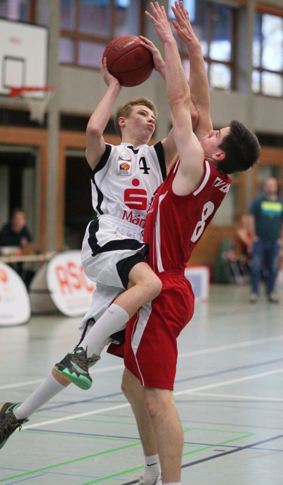 19 Punkte, fünf Assists und vier Steals: Julian Meier (l.) war beim Sieg der SG RheinHessen gegen die TG Hanau neben Janik Sheriff der effektivste Spieler auf dem Feld.