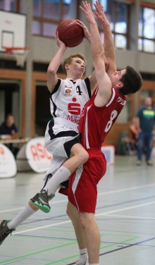 19 Punkte, fünf Assists und vier Steals: Julian Meier (l.) war beim Sieg der SG RheinHessen gegen die TG Hanau neben Janik Sheriff der effektivste Spieler auf dem Feld.