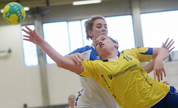 Die Bretzenheimerin Alina Lindner wird von Leonie Becker gestoppt. Im Duell der verlustpunktfreien Mannschaften der Rheinhessenliga der Frauen hatten es die Gastgeberinnen schwer, sich gegen die flexible und geordnete Budenheimer Defensive durchzusetzen.