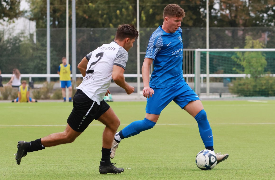 Sieben Tore weniger als beim Heimspiel gegen den TuS Rüssingen (l. Gianluca Gigliotti) schoss die TSG Bretzenheim (r. Luis McColgan) nun in Rüssingen und gewann dennoch. 