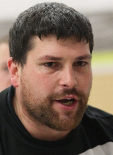 Letzte Absprachen: Markus Herberg bei einer Auszeit im Spiel gegen den TV Nieder-Olm. Da hatte die SG Saulheim den Trainerwechsel längst vorbereitet. Der Mittelfeldplatz soll nicht alles sein in dieser Saison, lautet die Auffassung der Vereinsführung.