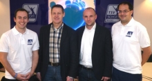 Freuen sich über die positive Entwicklung - und haben noch viel vor beim TSV Schott (v.l.): Matthis Ströher, Verantwortlicher für Jugendförderung und Leistungssport, Leichtathletik-Abteilungsleiter Claus Hensel, Vereinsmanager Till Pleuger und Lauf-Trainer Carlos Verez.