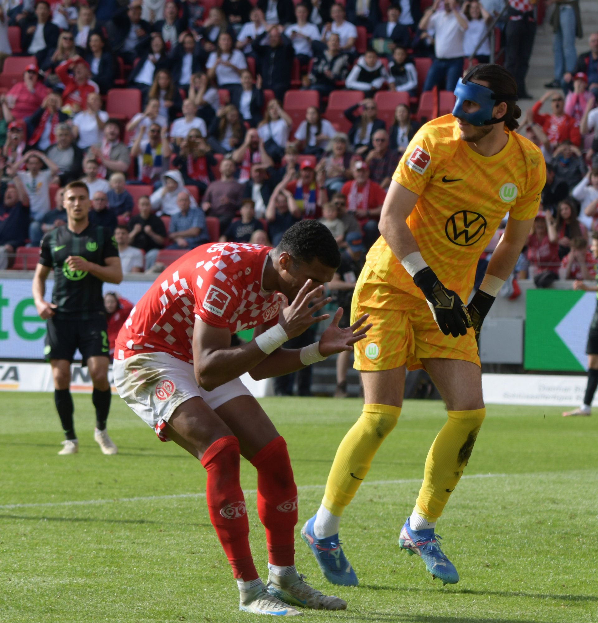 Moritz Jenz kann sein Pech nicht fassen: Wäre der Ball, den er am Wolfsburger Torwart Kamil Grabara vorbeigespitzelt hatte, nur ein paar Zentimeter weiter links entlanggerollt, hätte der Innenverteidiger nicht den Pfosten getroffen, sondern das 3:1 erzielt – und der FSV Mainz 05 wahrscheinlich seine Sieglosserie beendet.