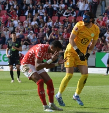 Moritz Jenz kann sein Pech nicht fassen: Wäre der Ball, den er am Wolfsburger Torwart Kamil Grabara vorbeigespitzelt hatte, nur ein paar Zentimeter weiter links entlanggerollt, hätte der Innenverteidiger nicht den Pfosten getroffen, sondern das 3:1 erzielt – und der FSV Mainz 05 wahrscheinlich seine Sieglosserie beendet.