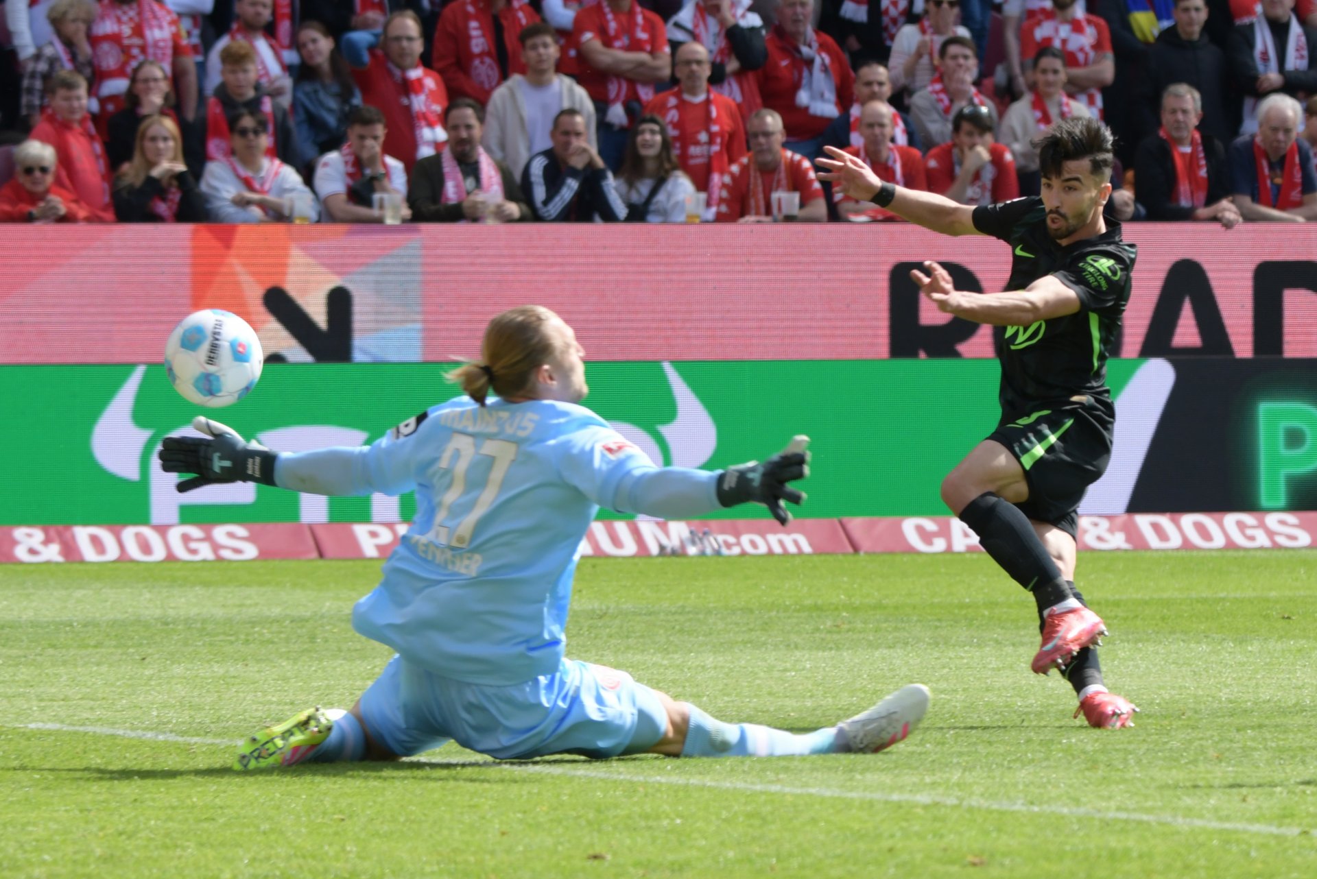...nachhaltig beeindruckt zeigte sich der Mainzer Keeper allerdings nicht, wie unter anderem Mohammed-Elamine Amoura...
