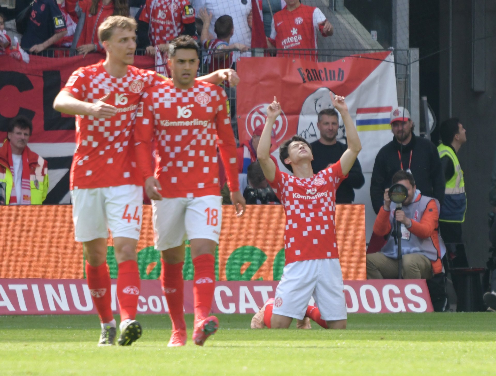 ...Jae-sung Lee (r.) auf...