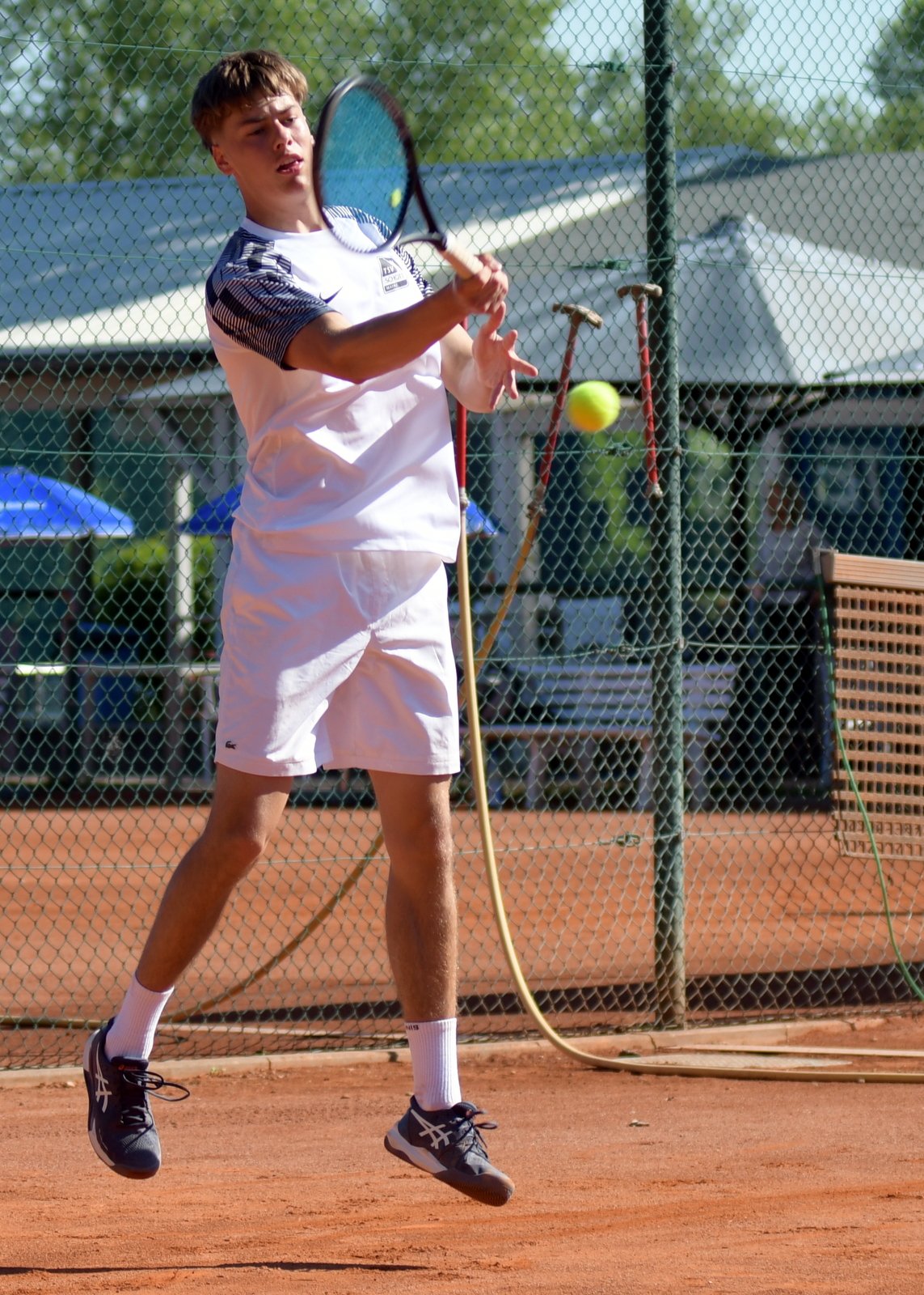 Nino Keim gab sein Einzel im Matchtiebreak ab, gewann im Doppel jedoch mit Sven König.