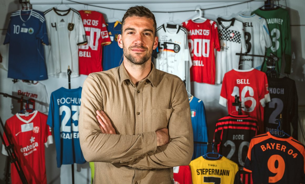 Stefan Bell vor einem Teil seiner Trikotsammlung. Ein paar werden noch hinzukommen.