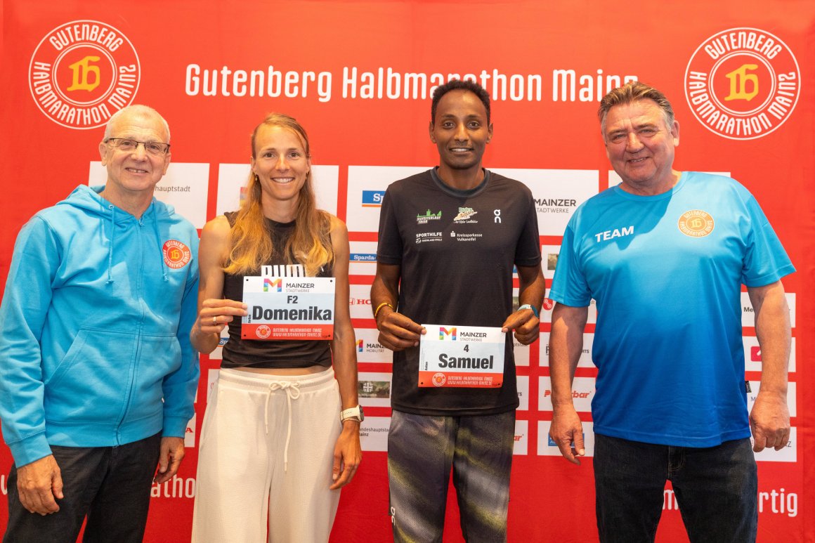 Renndirektor Jo Schindler (l.) und Bürgermeister Günter Beck freuen sich auf die Deutschen Marathonmeister Domenika Mayer und Samuel Fitwi.