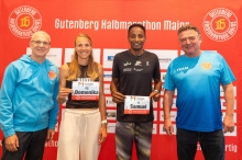 Renndirektor Jo Schindler (l.) und Bürgermeister Günter Beck freuen sich auf die Deutschen Marathonmeister Domenika Mayer und Samuel Fitwi.