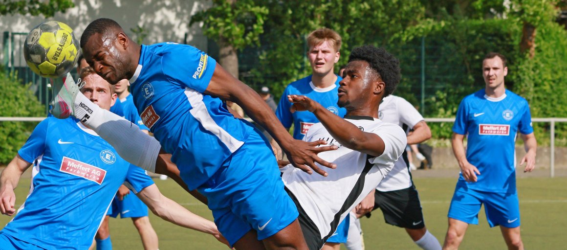 Dieses Stürmerduell konnte ins Auge gehen, aber der Kreuznacher Doppeltorschütze Levi-Kabenda Mukamba kommt hier aus dem Duell mit David Vodi unbehelligt davon.
