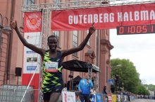 Sieger mit neuem Streckenrekord: James Kipkurui aus Kenia.