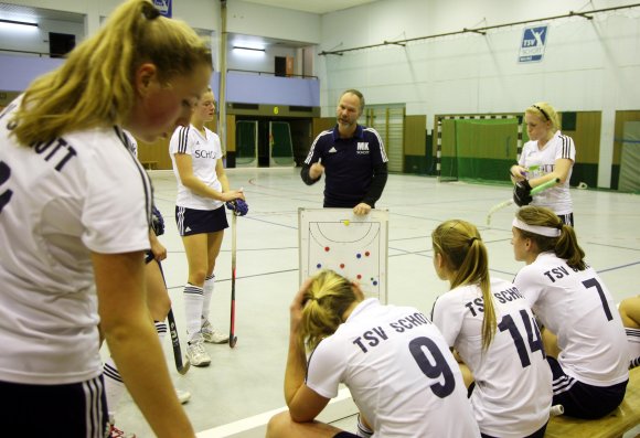 Wenn in einem Punktspiel Auszeiten für taktische Besprechungen notwendig werden, ist das kein gutes Zeichen. Beim Hanauer THC möchte Trainer Martin Knußmann-Siemon möglichst auf solche Nachjustierungen verzichten können. 