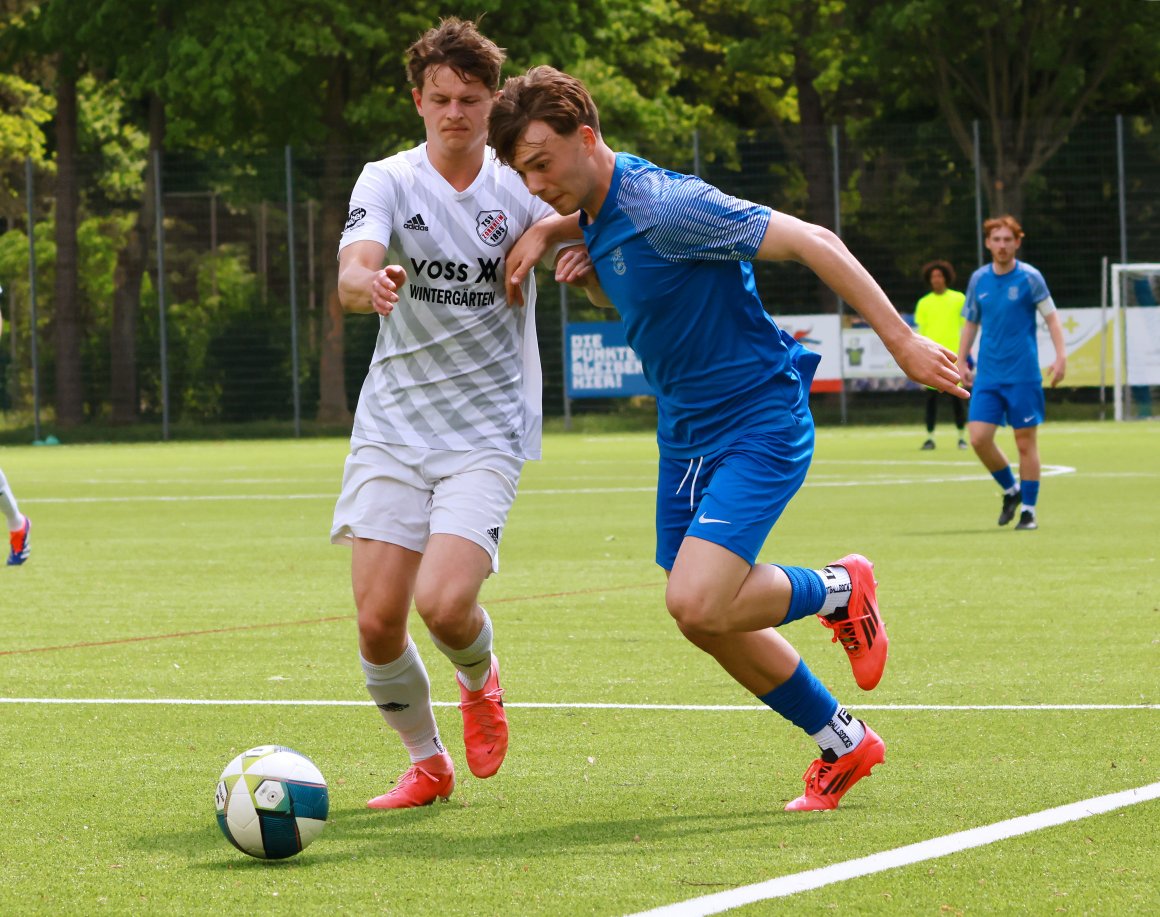 Frag nicht nach Sonnenschein? Von wegen. Moritz Sonnenschein (r.) erzielte in der 50. Minute das 2:0…