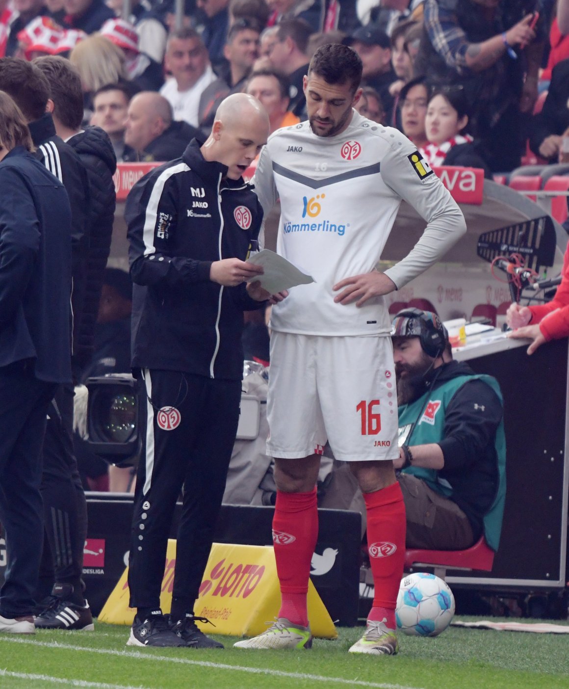 Noch warm vom Aufwärmen war Stefan Bell, als Kotrainer Mikkel Jespersen ihn für seinen Einsatz instruierte.