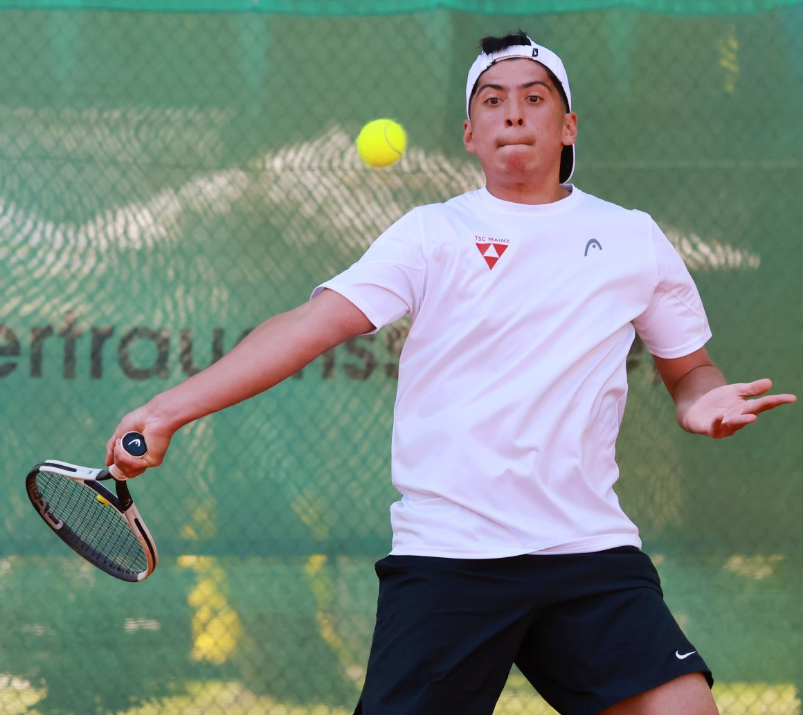Arda Sabokrouh kämpfte sich gegen Julian Djabarian im zweiten Satz in den Tiebreak, gab den aber mit 4:7 ab.
