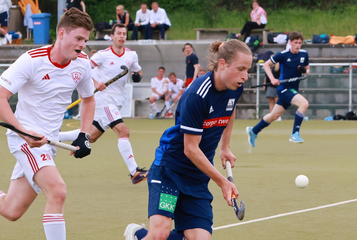 Leon Hagenow hält hier den Kopf und den Ball hoch, den er allerdings schnell wieder auf den Boden bringen muss, um im Tempo zu bleiben.