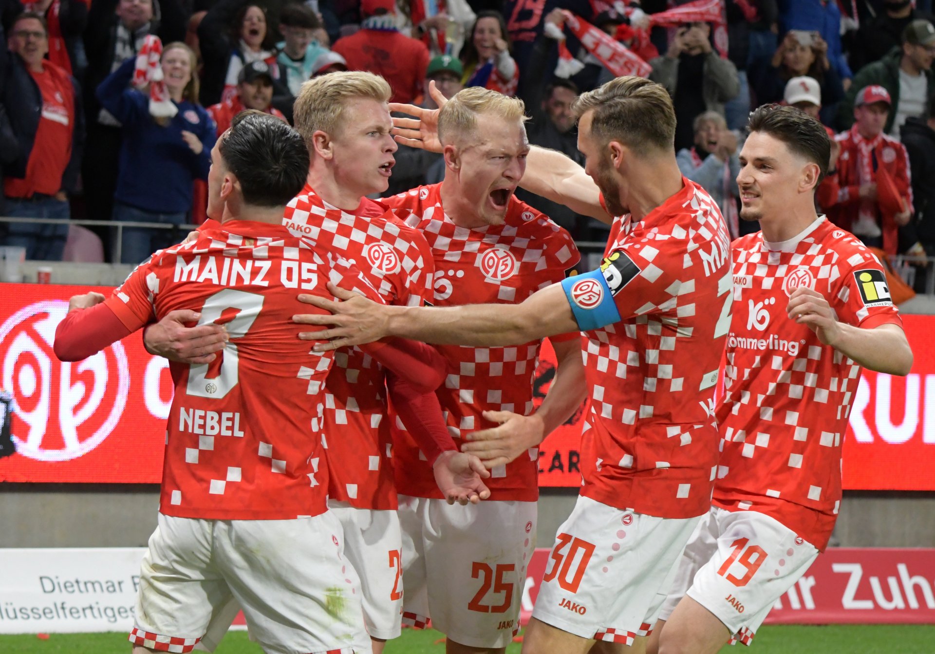 Riesengroß war der Jubel im Mainzer Lager nach Jonathan Burkardts Treffer zum 1:1…