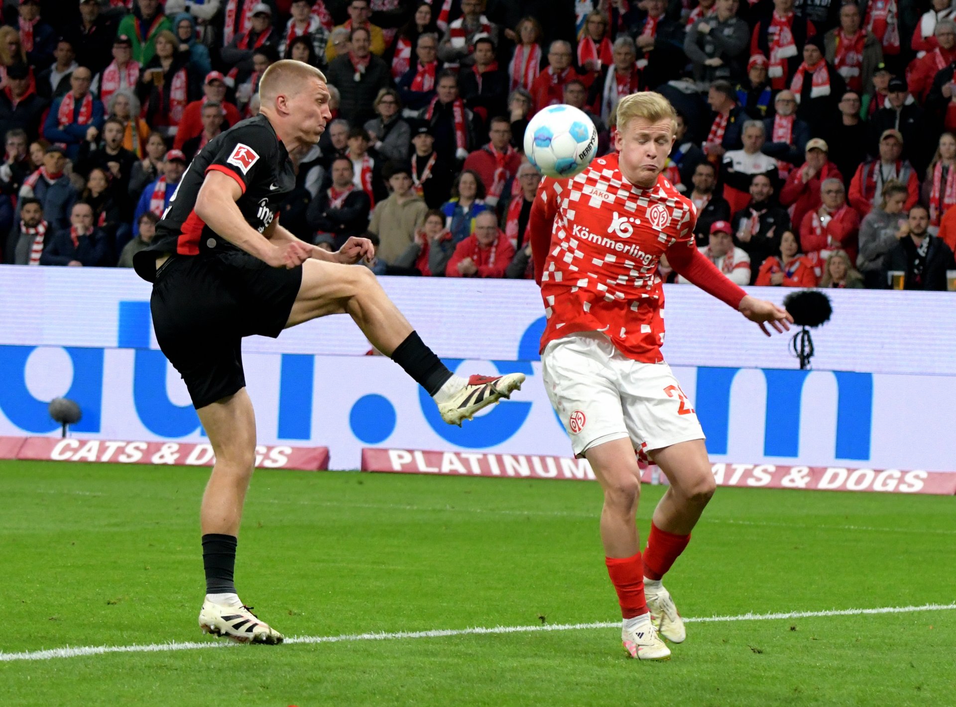 Den Treffer hatte Burkardt erzwungen, indem er Eintracht-Verteidiger Rasmus Kristensen anlief, der ihm beim Klärungsversuch an die Hüfte schoss...