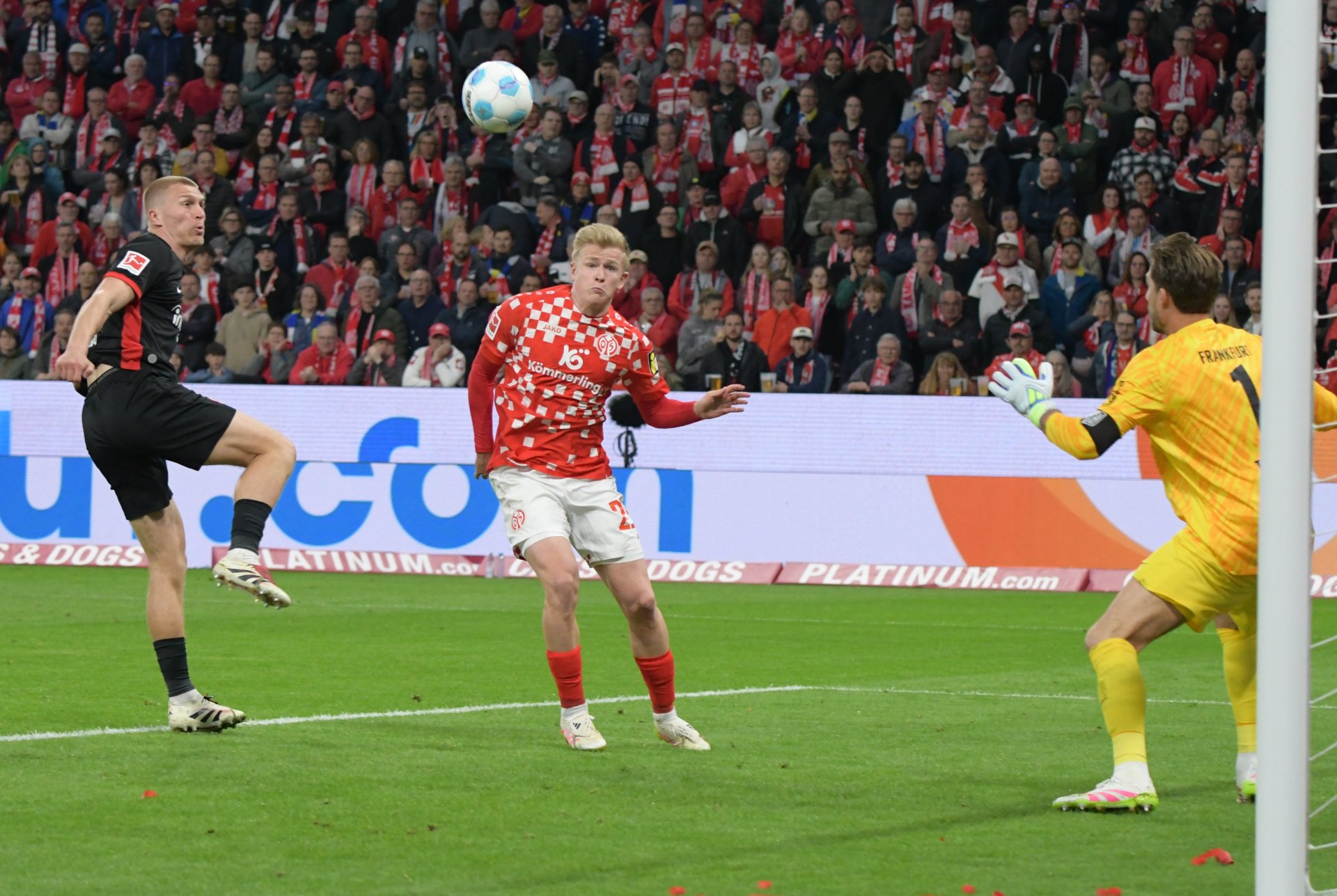 ...von wo aus der Ball  sich als Bogenlampe hinter Torwart Kevin Trapp senkte.