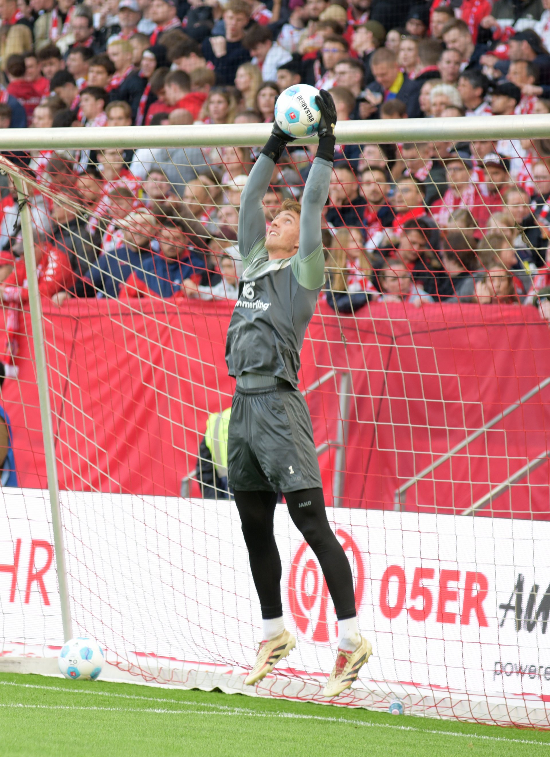 Personell standen die 05er vor einigen Herausforderungen: Lasse Rieß ersetzte den verletzten Stammkeeper Robin Zentner…