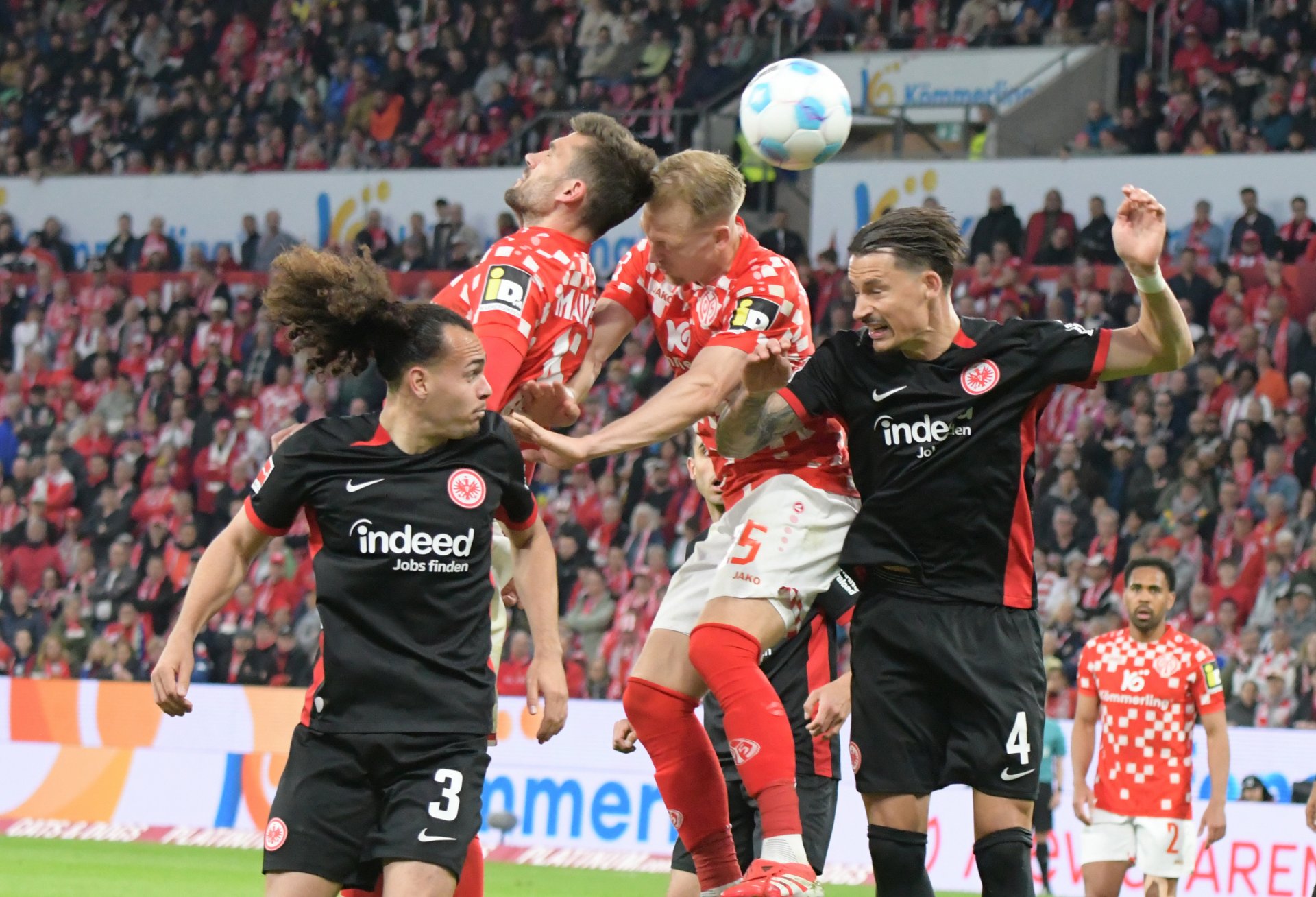 Die eingewechselten Stefan Bell (2.v.l)...