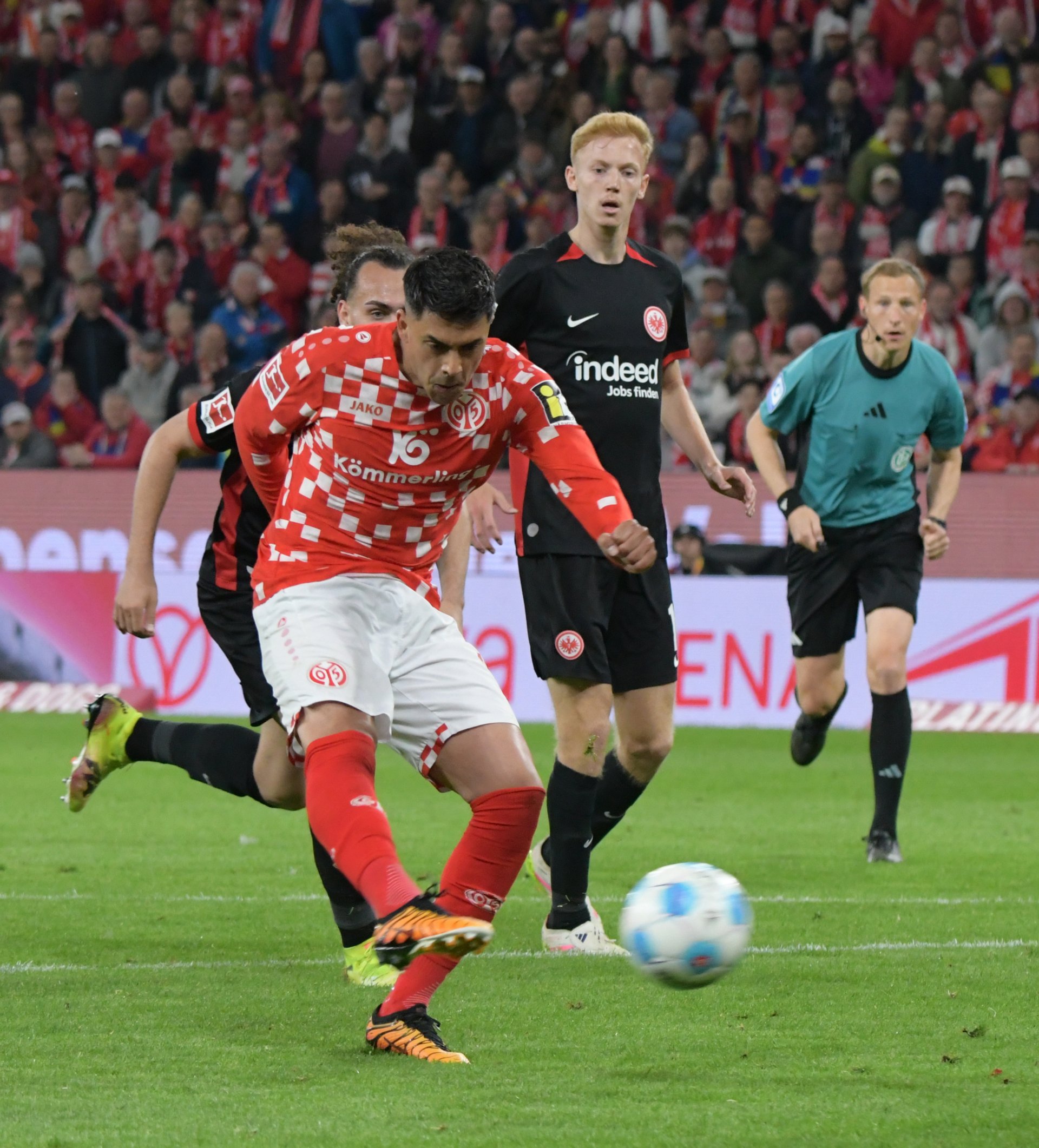 Die Konsequenz aus dem Unentschieden: Aus den verbleibenden zwei Spielen werden Nadiem Amiri und seine Kollegen wahrscheinlich sechs Punkte holen müssen, um ihre Chance auf die Teilnahme an der Conference League zu wahren.