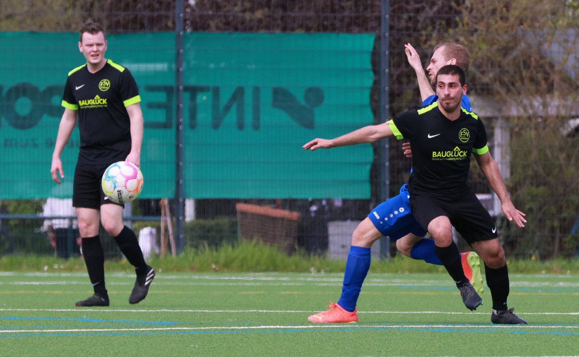 Francesco Florio (r.) erzielte das Oppenheimer 2:0 in Saulheim.