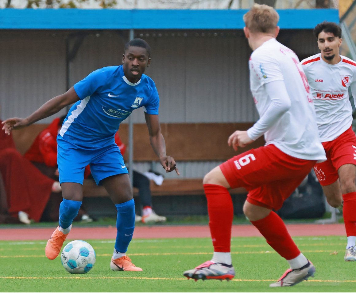 Als der TSV Schott in der Hinrundenbegegnung dem FV Eppelborn elf Tore einschenkte, war Eliakim-Mbila Kukanda (l.) nicht unter den Torschüzen. Diesmal setzte er den Schlusspunkt zum 4:1-Sieg.