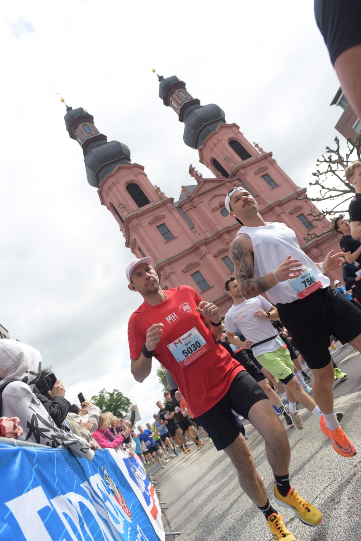 Soeben hat Mario Henning die Peterskirche passiert, nach 1:31:50 wird er wieder ins Ziel kommen...