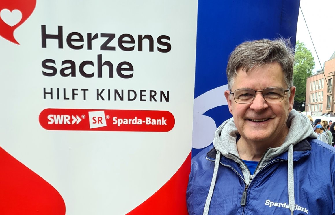 Andreas Manthe vom Stiftungsvorstand der Sparda-Bank freute sich: 3276 Euro kamen für die „Herzenssache“ zusammen.