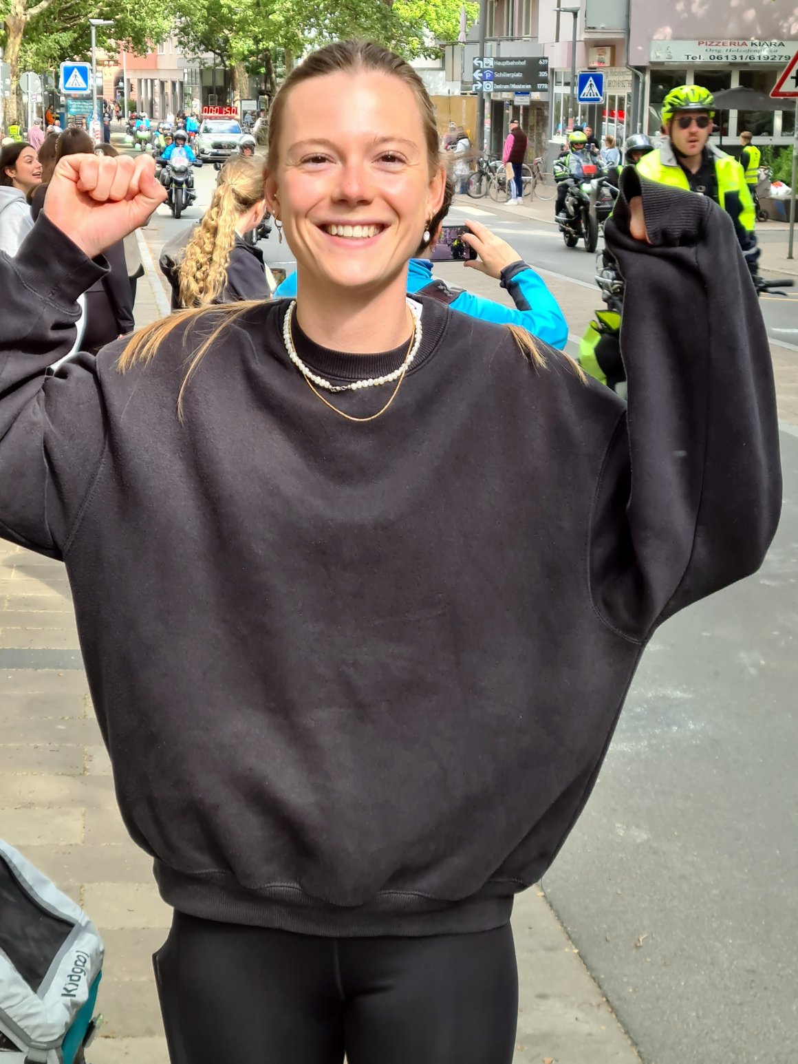 ...Josie Tiemann und die Streckenpartycrew der Meenz Runners ihre Leute auf.