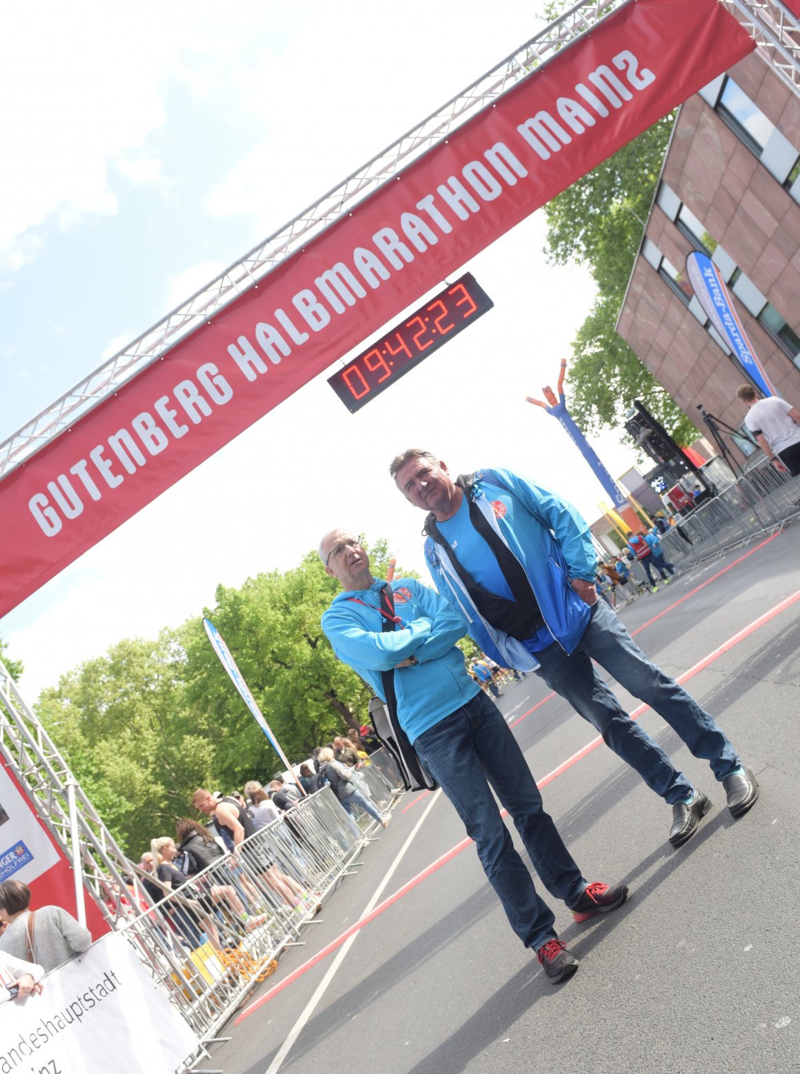 ...von wo aus Rennleiter Jo Schindler und Bürgermeister Günter Beck dem Starterfeld hinterherschauen.