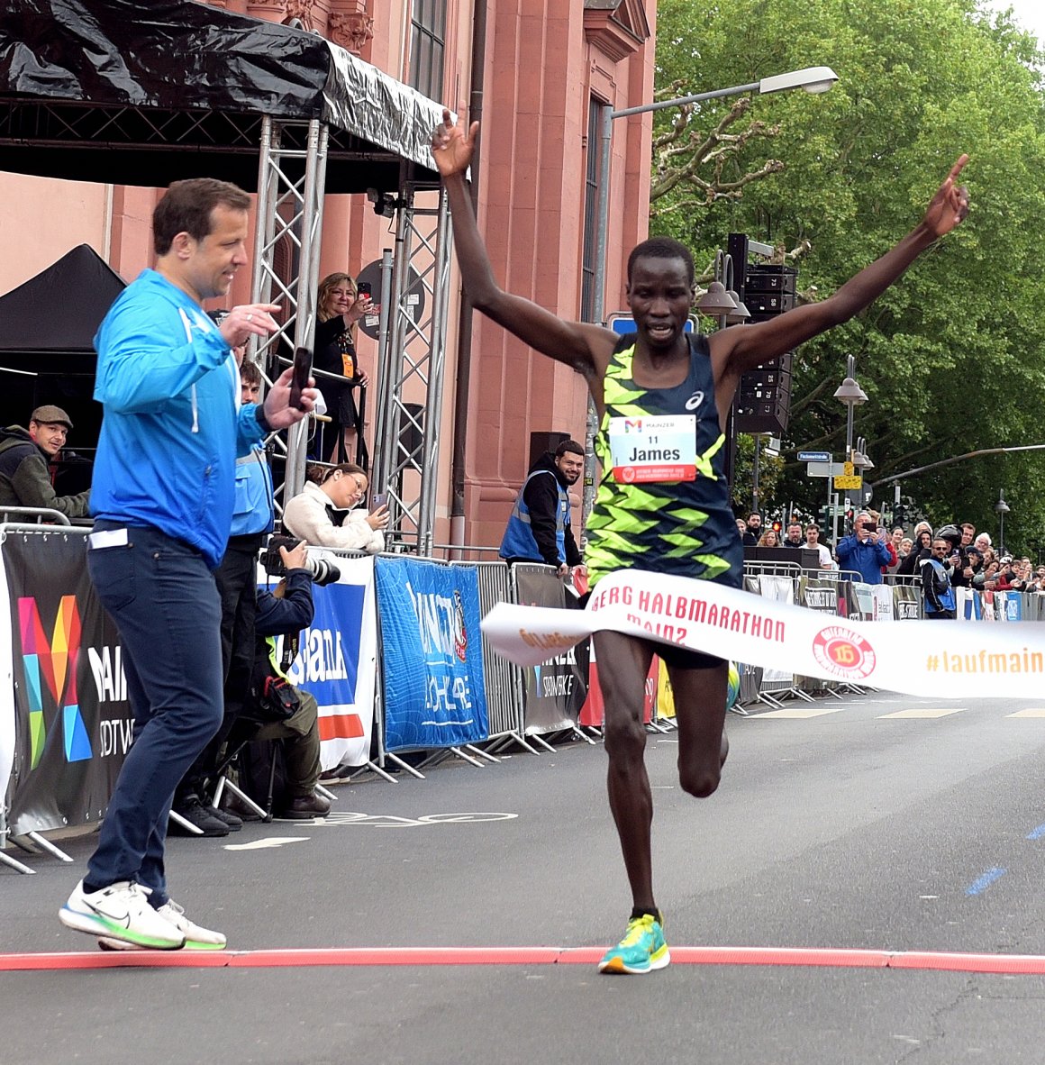 ...am Ende aber bringt der Kenianer James Kipkurui in neuer Streckenrekordzeit von 1:00:50 Stunde...