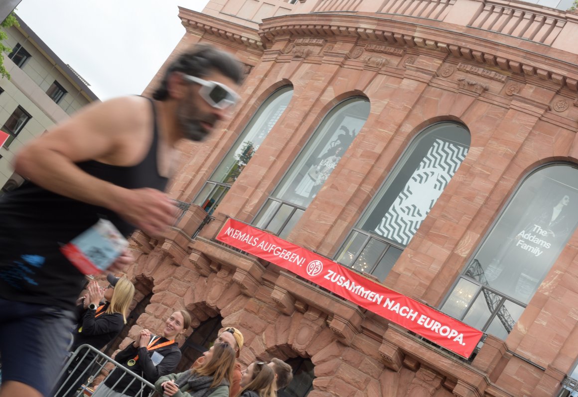 ...das Staatstheater erinnert daran, dass aufzugeben keine Option ist.
