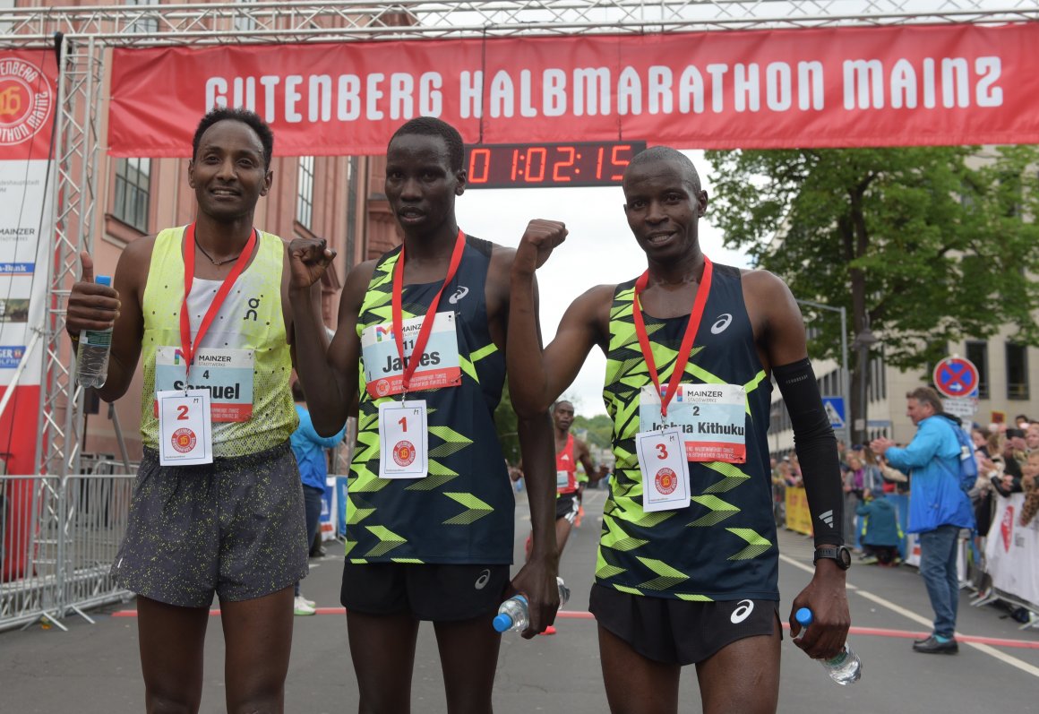 Der drittplatzierte Joshua Munyoto (r.) ist in 1:01:24 nur zwei Sekunden langsamer als Samuel Fitwi.