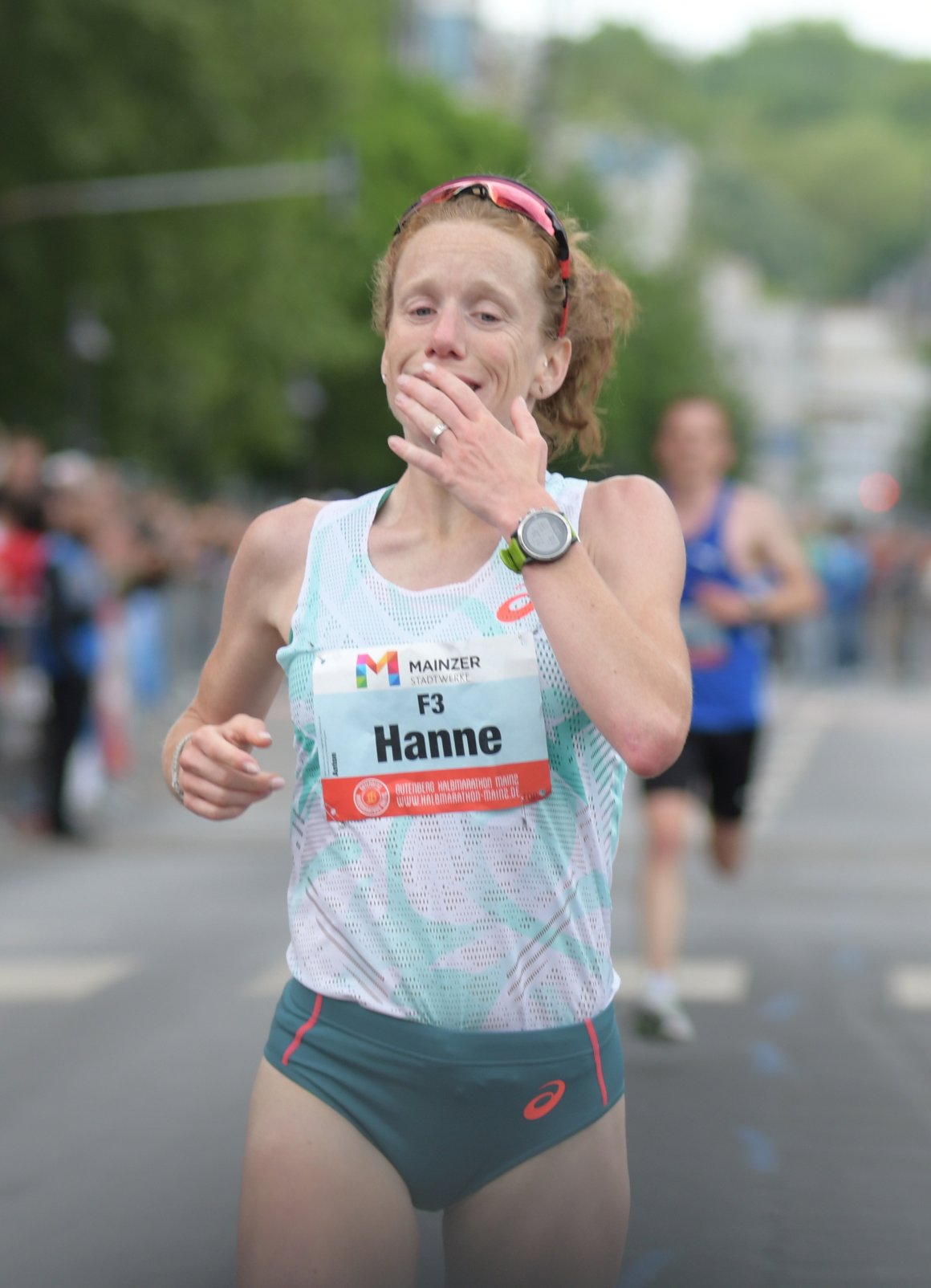 ...die Belgierin Hanne Verbruggen, die er zu einer neuen Bestzeit von 1:09:43 und auf den dritten Platz der Frauenwertung führte.
