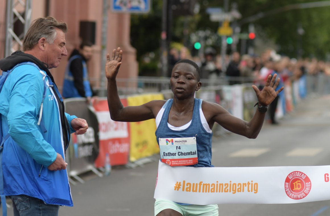 Schnellste Frau und fast eine Minute unter dem Streckenrekord war die Kenianerin Esther Kipkech in 1:08:52... 