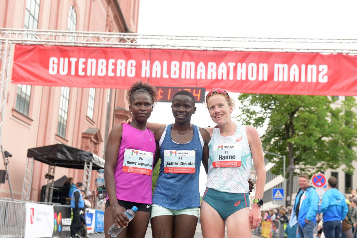 ...ebenfalls unter der alten Bestmarke blieb die zweitplatzierte Kenianerin Rency Kogo (l.).