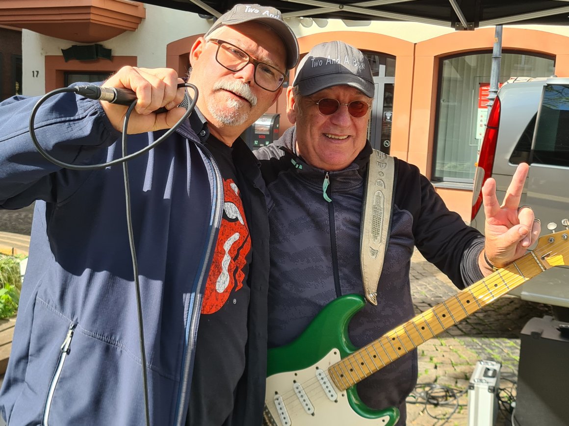 ...wo „Two and a box“, Hajo Gehrmann (l.) und Rainer Tiefenbach für noch bessere Stimmung sorgen, als ohnehin schon herrscht.