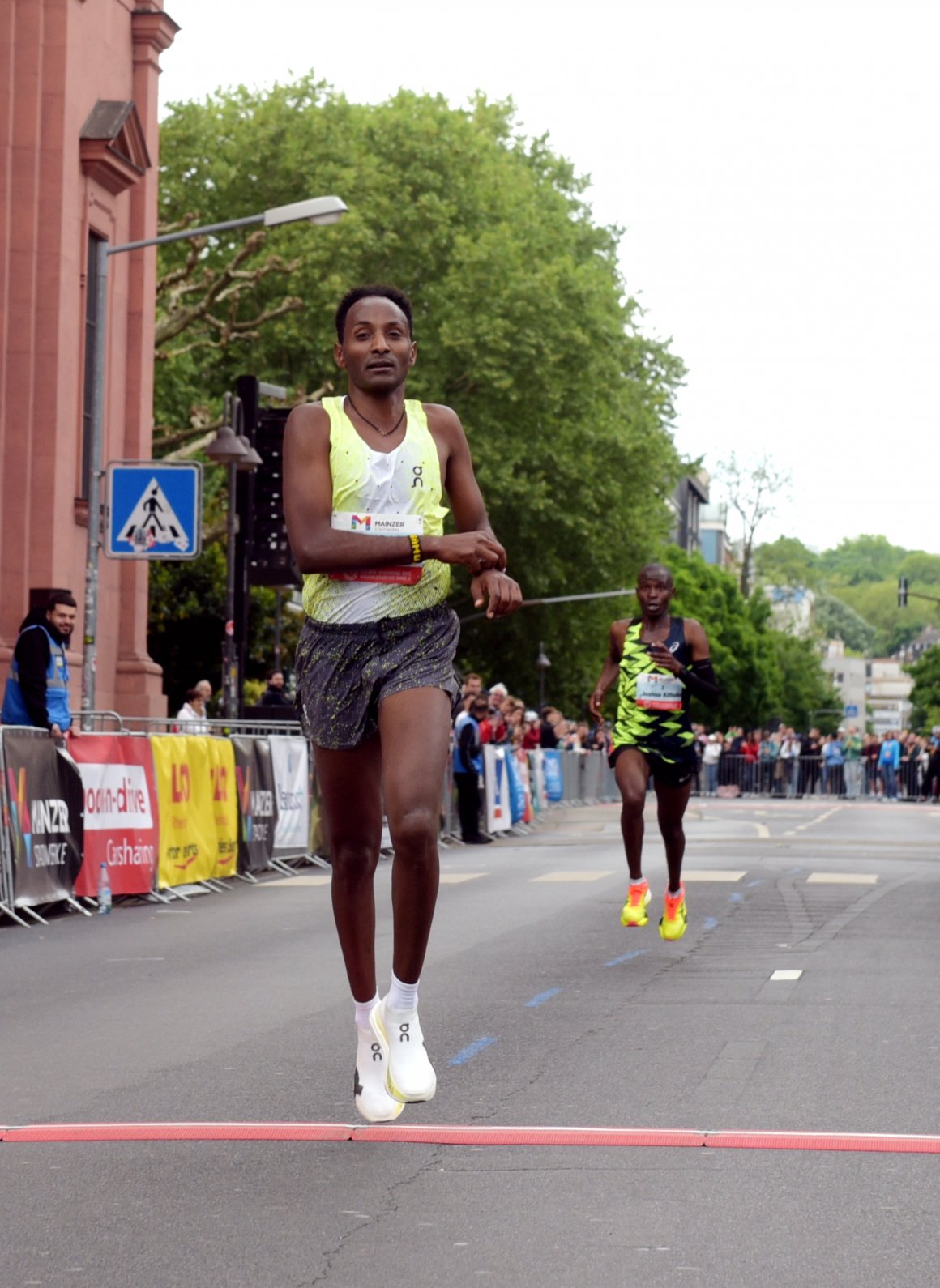 ...32 Sekunden zwischen sich und den Deutschen Marathon-Meister Samuel Fitwi.