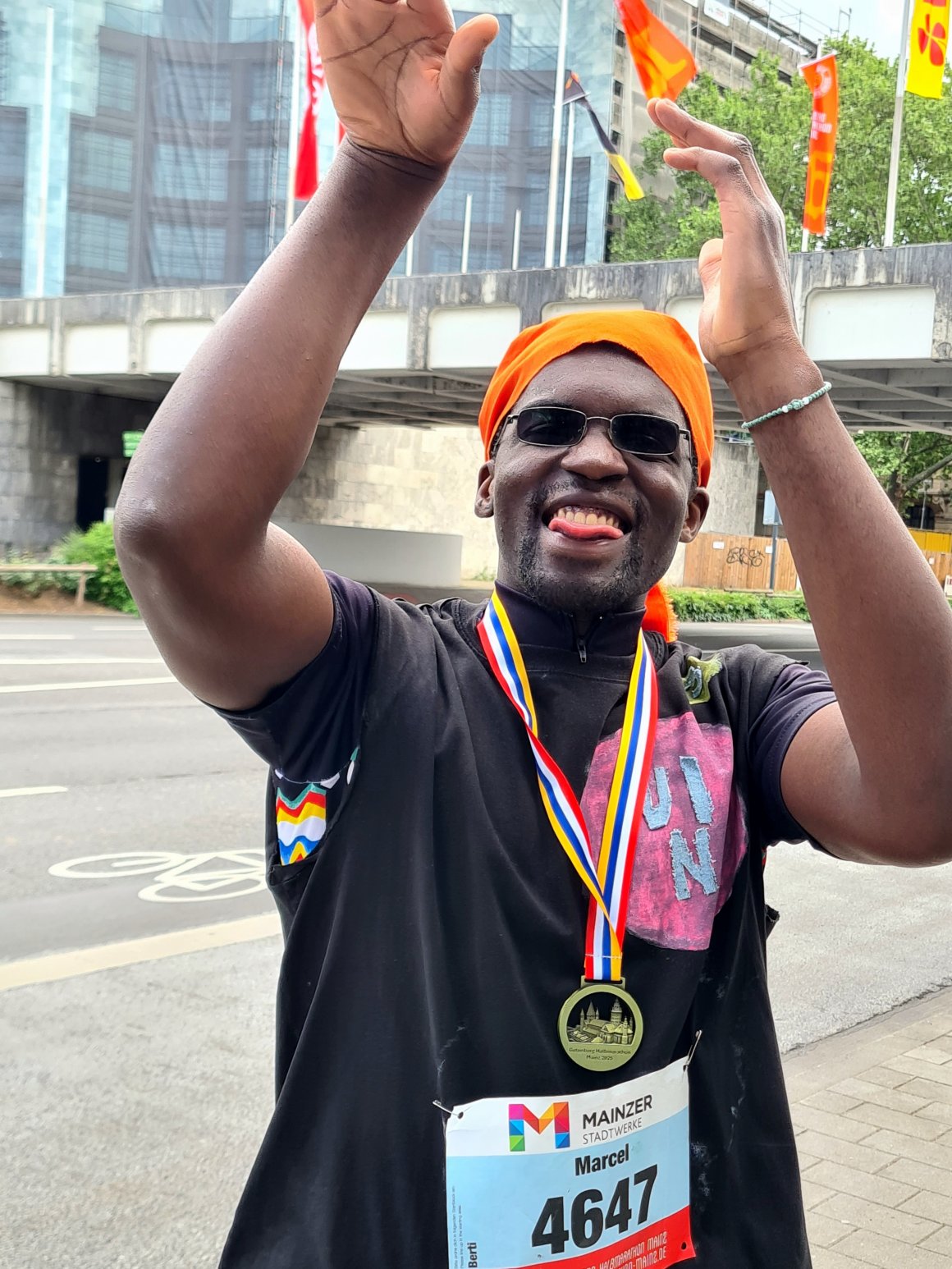  Sechseinhalb Jahre nach einem schweren Verkehrsunfall mit bis vor Kurzem andauernder Reha legte der ehemalige ASC-Basketballer Alain Mandana die 21 Kilometer in 2:10:43 Stunden zurück. Die Startnummer hatte er von einem Bekannten übernommen.
