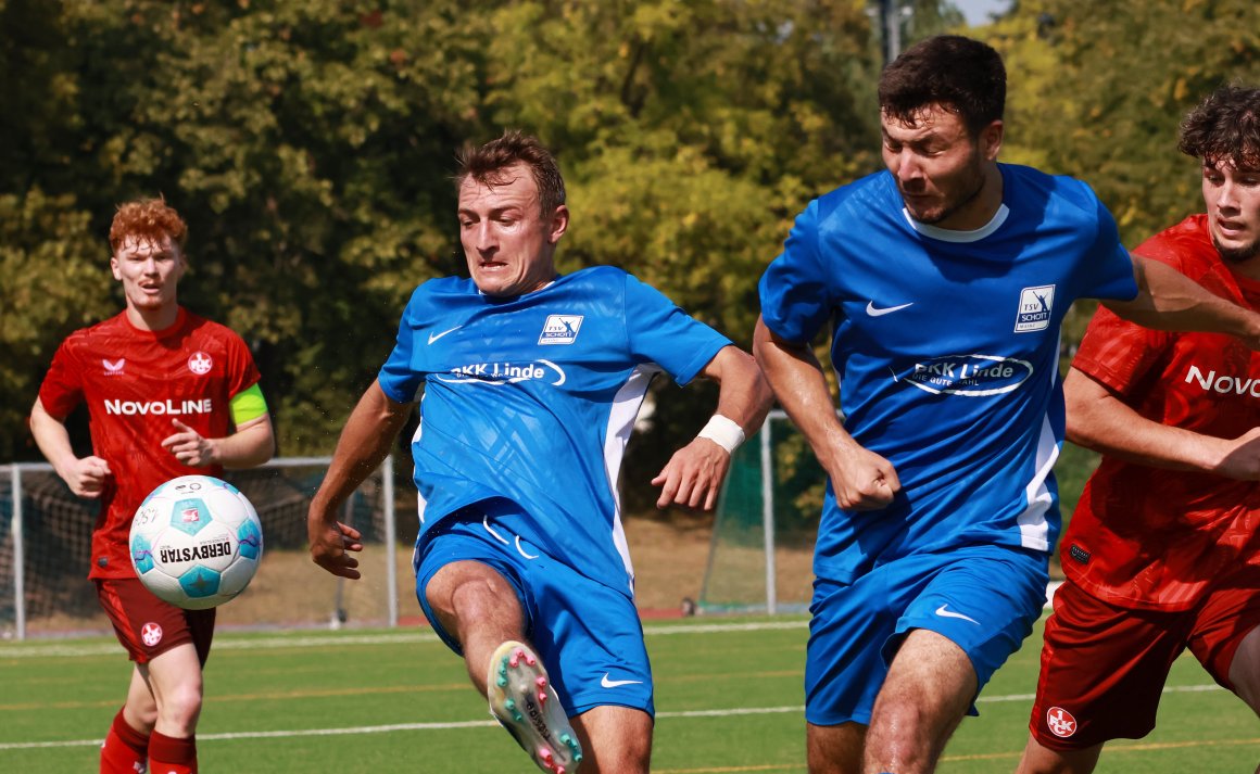 Im Fernduell mit dem 1.FC Kaiserlauternm können Daniel Bohl (2.v.l.), Nils Gans und der TSV Schott am Samstagnachmittag die Meisterschaft klarmachen.