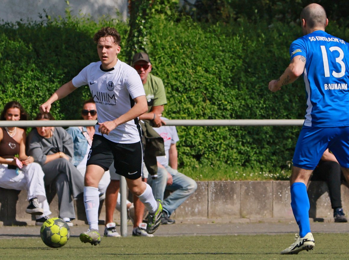Maik Geuder brachte den VfB in Pfeddersheim früh in Front, danach verpasste seine Mannschaft es, die nächsten Treffer nachzulegen.