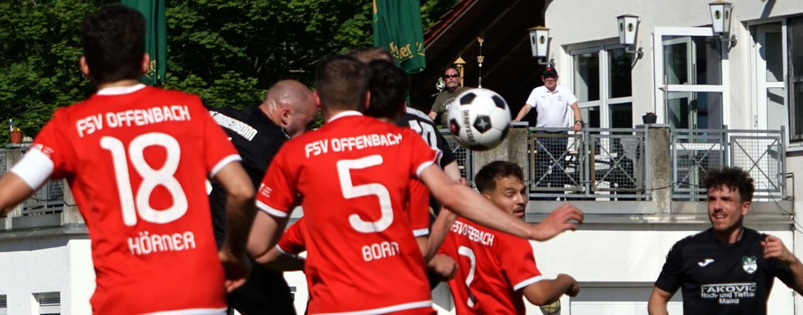 Marc Beck (verdeckt) köpfte nach Ecke von Edis Sinanovic das 1:0.