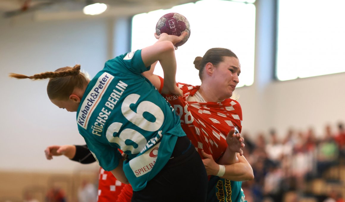 Der Neuzugang der Füchse aus Mainz, Alissa Werle (l.), versucht Melanie Grawe zu stoppen.