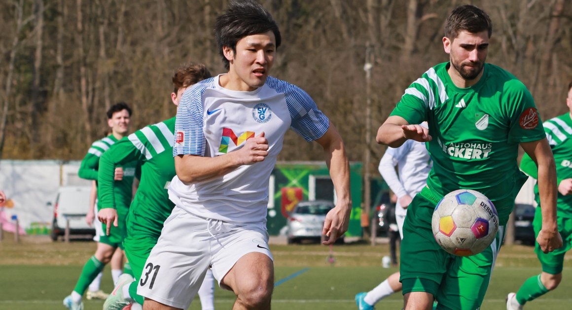 Ryoji Matsumura (l.) sorgte fünf Minuten nach dem 1:0 für den Endstand.