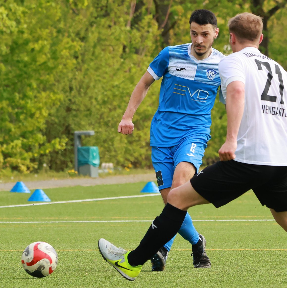 Alles im Griff hatte die Mombacher Defensive (l. Anas Iatissami) in Worms und legte so die Grundlage für den Sieg beim Tabellenachten Wormatia II.