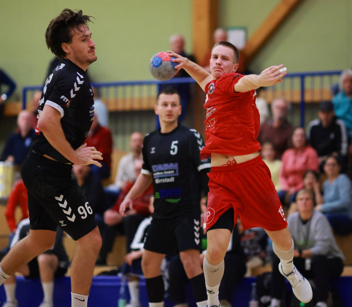 Paul Bonin (r.) fuhr in seinem letzten Spiel für den TV Nieder-Olm noch einmal hoch, SG-Schütze Marco Magro-Arzt (l.) traf mit seinen neun Toren allerdings deutlich öfter. 